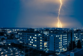 雷の音で距離を計算する方法 危険な距離と雷を察知